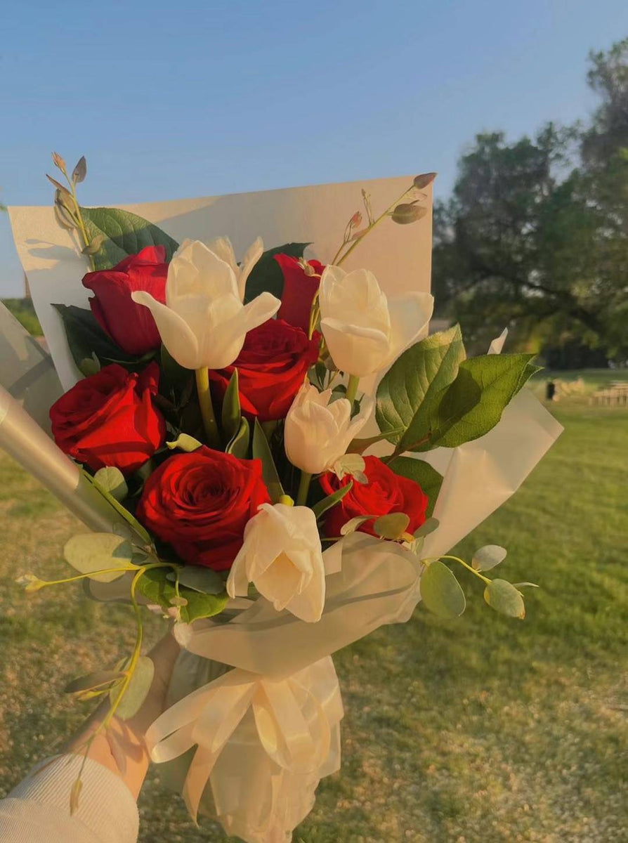 Graduation flowers rose & tulip BIGGLE Souvenirs & Gift Shop